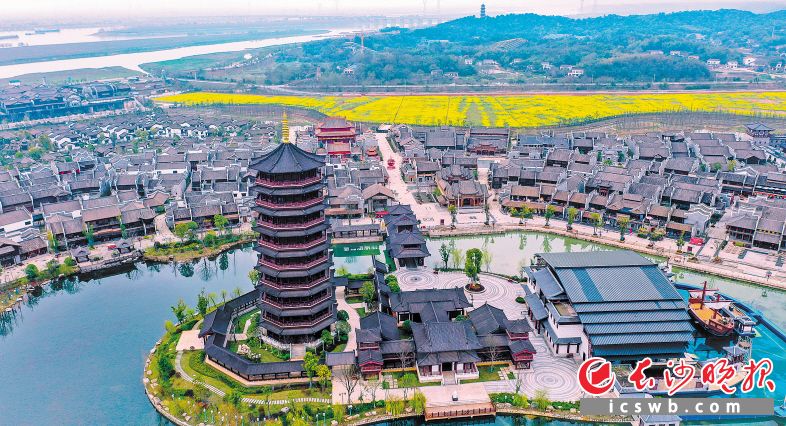 新华联铜官窑古镇开业以来一直备受游客青睐。龙宇 摄