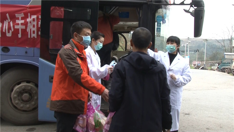 唐鹏 鹤城区 送岗专车再出发 打通农民工复工最后一公里.mp4_20200319_152713.072.jpg