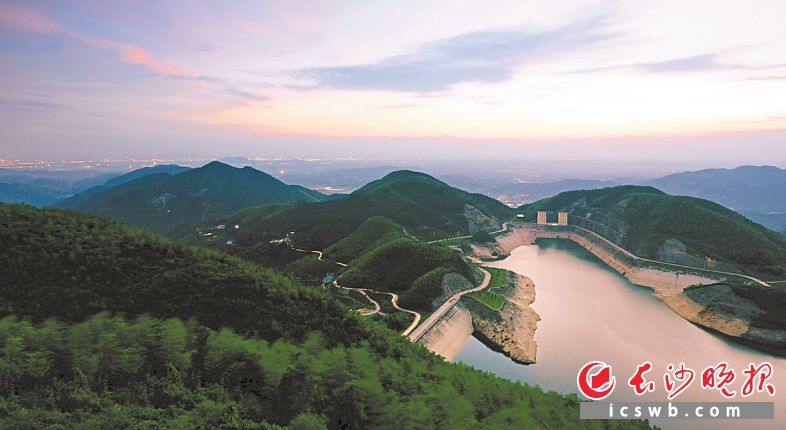 美不胜收的黑麋峰被誉为洞天福地。