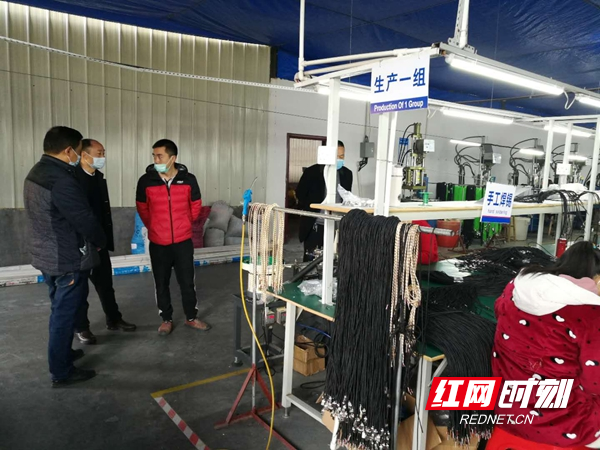 县人社局党组书记、局长陈国雄了解湘元连接公司复工复产情况.jpg 县人社局党组书记、局长陈国雄了解湘元连接公司复工复产情况.jpg