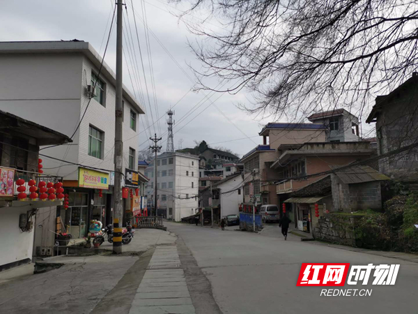 凤凰县吉信镇综合执法大队:针对镇区市容顽瘴痼疾开展集中整治行动