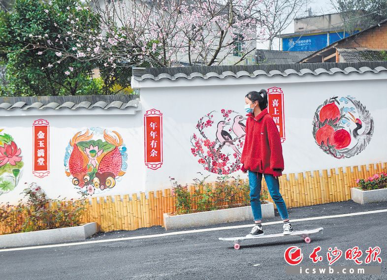 　　含浦街道的“刘家湾美丽屋场”，一位滑板爱好者正在玩耍。