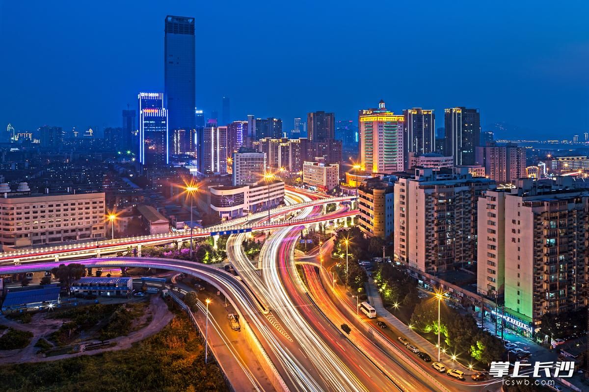 開福區(qū)商圈繁華夜景。 