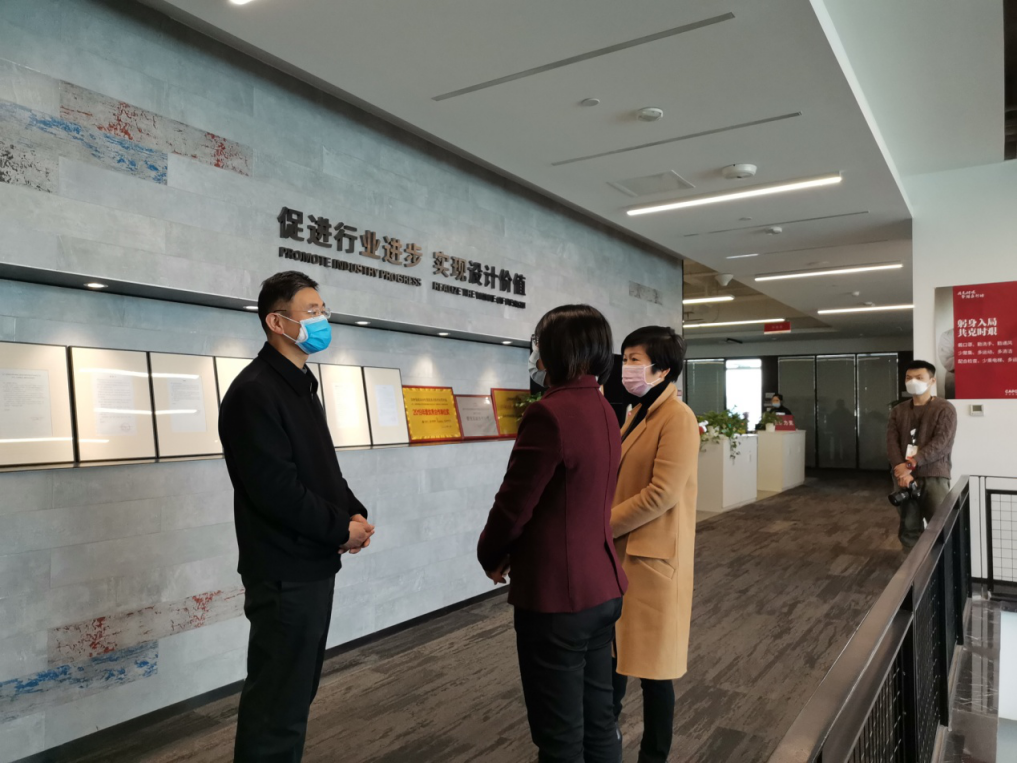 区委常委、宣传部长罗予武（左一）在深圳市华阳国际工程设计股份有限公司长沙分公司指导疫情防控工作.png