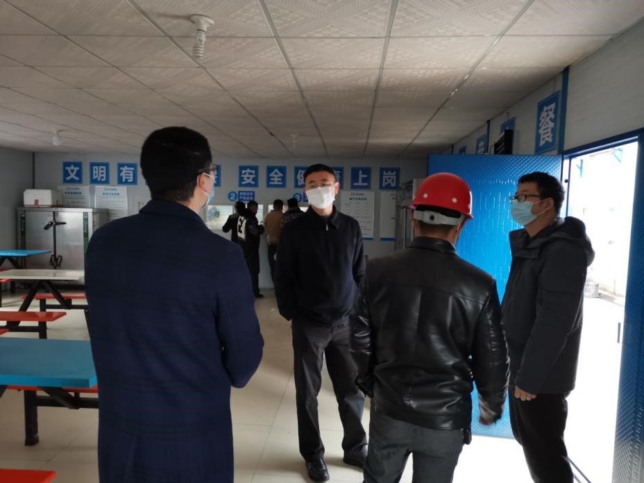 区委常委、宣传部长罗予武（左二）在和光传媒公司项目现场指导复工复产工作.jpg