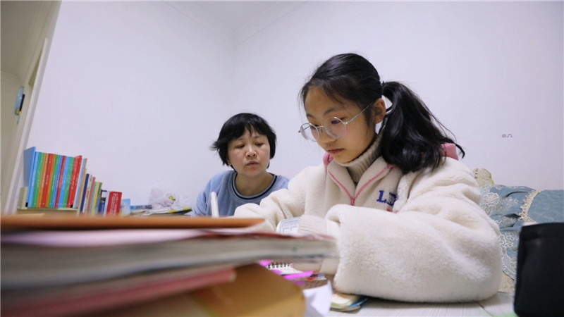 怀化市宏宇中学：在线直播教学 保障“停课不停学”.mp4_20200320_154532.833.jpg