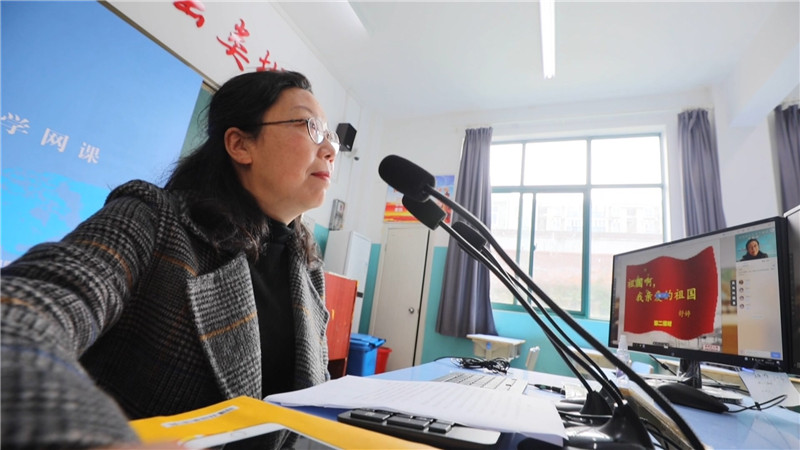 怀化市宏宇中学：在线直播教学 保障“停课不停学”.mp4_20200320_154210.225.jpg