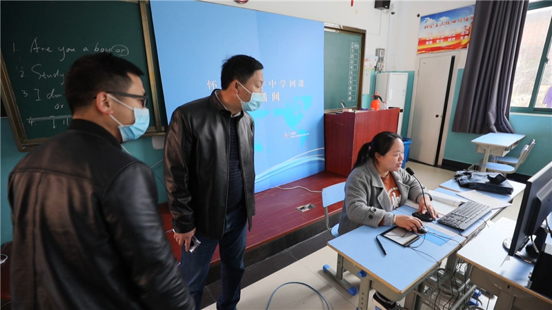 怀化市宏宇中学：在线直播教学 保障“停课不停学”.mp4_20200320_154655.144.jpg