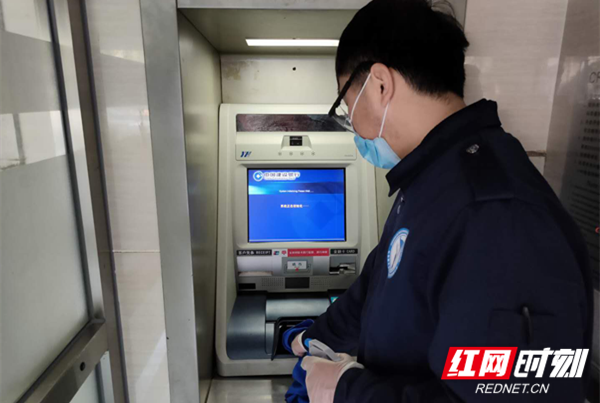 ATM机维护人员对防护舱门把手、设备键盘消毒处理.png
