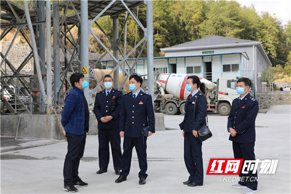 桂东县税务局组织人员走访桂东县和泰混凝土有限公司，为企业协调解决复工复产过程中遇到的原材料供应瓶颈问题_副本.jpg