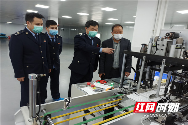 郴州高新区税务局“一对一”帮扶队队员到湖南万信达科技制品有限公司指导企业转产口罩等复工复产工作。_副本.jpg