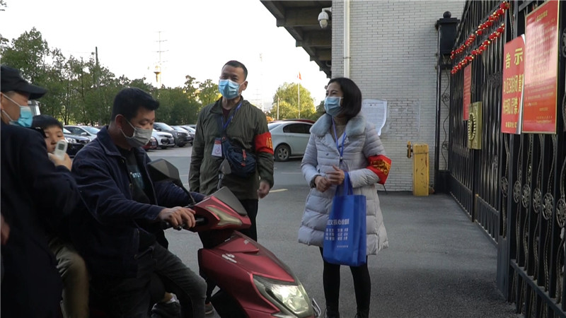 疫情防控 鹤城志愿者在行动.mp4_20200323_164735.447.jpg