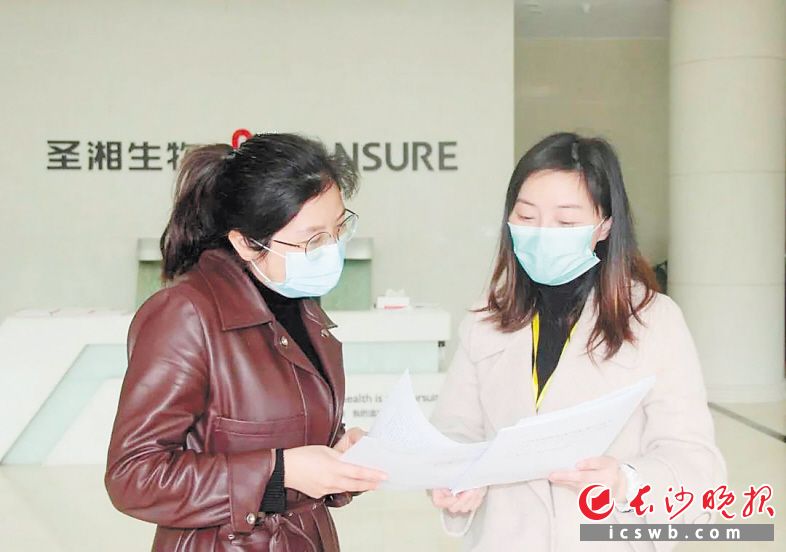 驻企联络员、高新区经济发展局党员姜丹（右）在圣湘生物指导防疫和复工复产。高新区供图