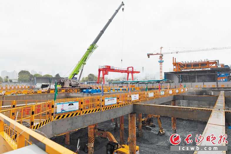 22日上午，湘雅路过江通道项目施工现场，工人们使用大型机械进行施工。长沙晚报全媒体记者 王志伟 摄