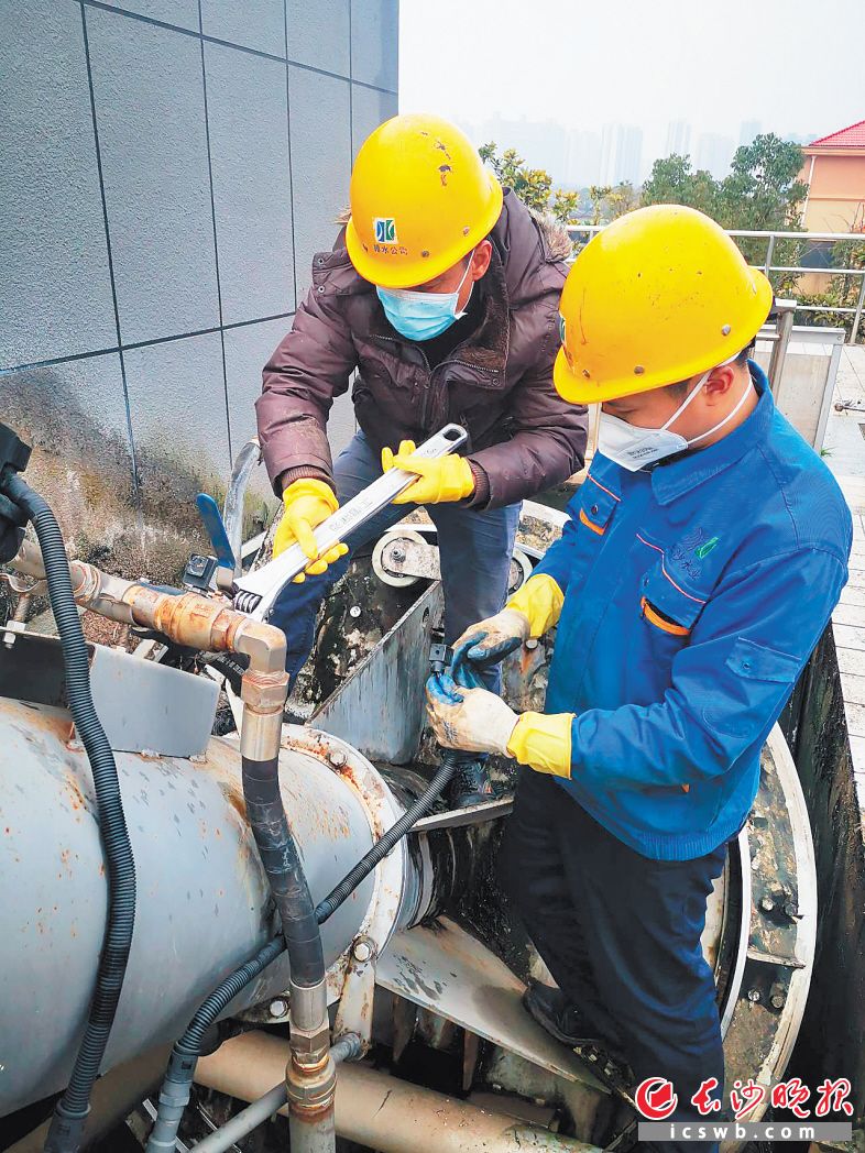 　　花桥污水处理厂（改扩建）工程配套工程尾水箱涵建设工地，工人们正在紧张施工。       均为李翔摄