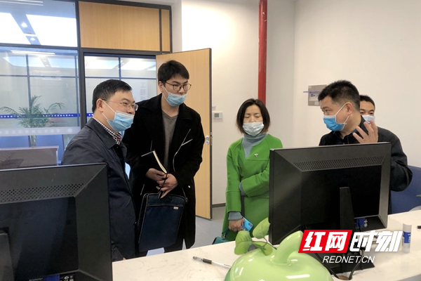 龙清安一行听取专家抽取情况介绍_副本.jpg