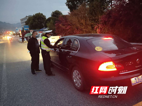 慈利交警大队民警夜查酒驾1.png