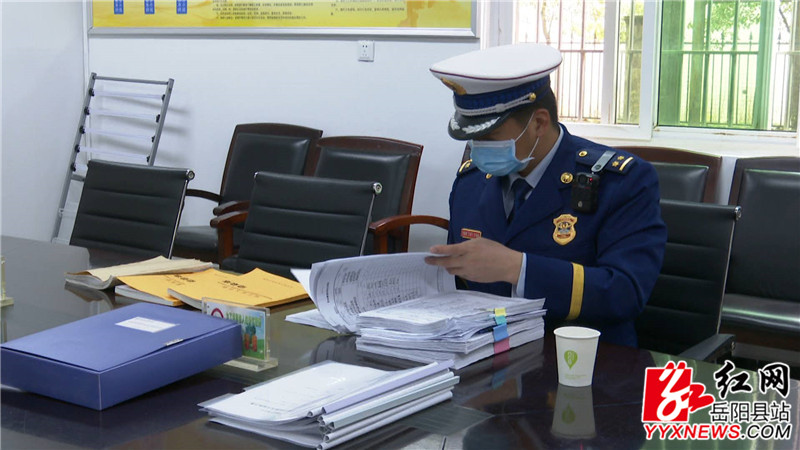 检查人员翻阅安全巡查记录本.jpg 检查人员翻阅安全巡查记录本.jpg