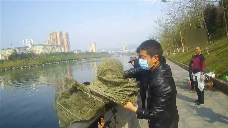 鹤城区开展非法捕捞专项整治 已立案查处五起.mp4_20200324_143229.169.jpg