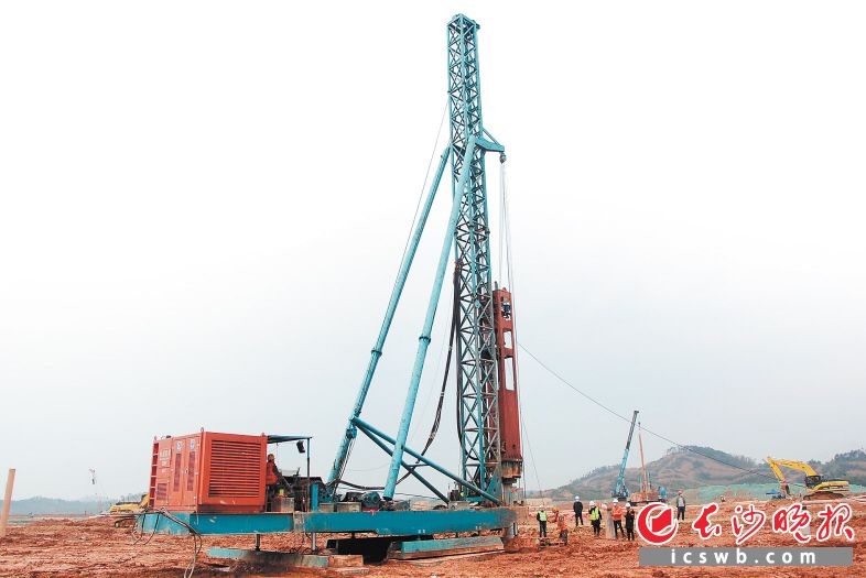 　随着施工人员和机械的持续增加，眼下中联智慧产业城项目土方机械园区施工建设现场越来越热闹。岑军 摄