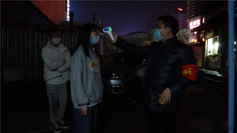 湖南医药学院为社区一线人员进行核酸抗体检测.mp4_20200325_172140.413.jpg