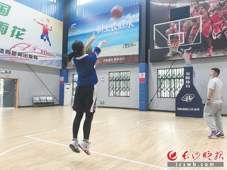 　　正在东山全民健身中心篮球馆打篮球的市民。林勇 供图