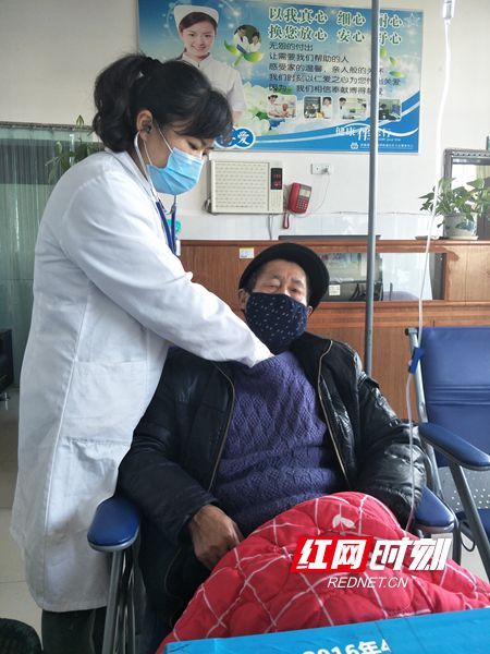 杨仙娥在为病人检查.jpg