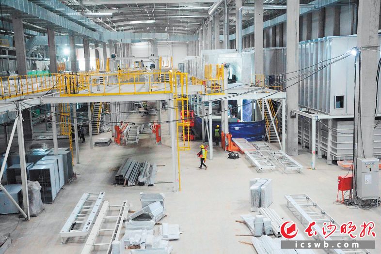 　　天际汽车长沙新能源项目涂装车间施工已进入收尾阶段。岑军 摄