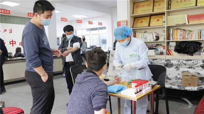 湖南医药学院为社区一线人员进行核酸抗体检测.mp4_20200325_172231.485.jpg
