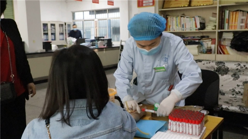 湖南医药学院为社区一线人员进行核酸抗体检测.mp4_20200325_171729.972.jpg
