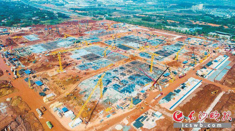 　　总投资320亿元的长沙惠科第8.6代超高清新型显示器件生产线项目正在加紧建设。浏阳经开区供图