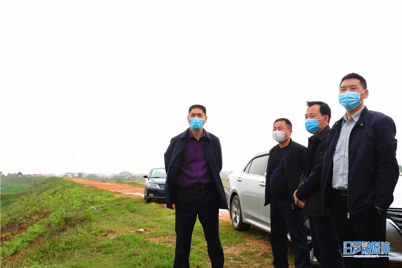 倪运清(左一)巡查罗江.jpg