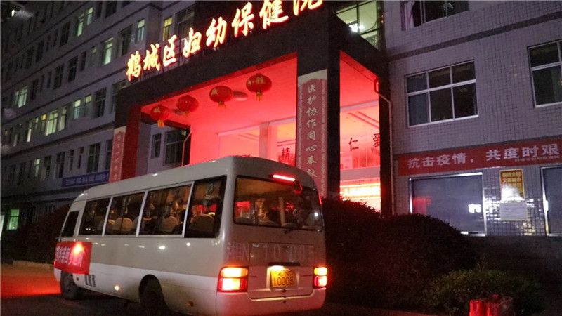 怀化市首趟“点对点”接怀化籍人员返乡返岗专车从湖北荆州抵怀.mp4_20200326_161246.921.jpg