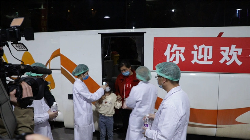 怀化市首趟“点对点”接怀化籍人员返乡返岗专车从湖北荆州抵怀.mp4_20200326_161125.706.jpg