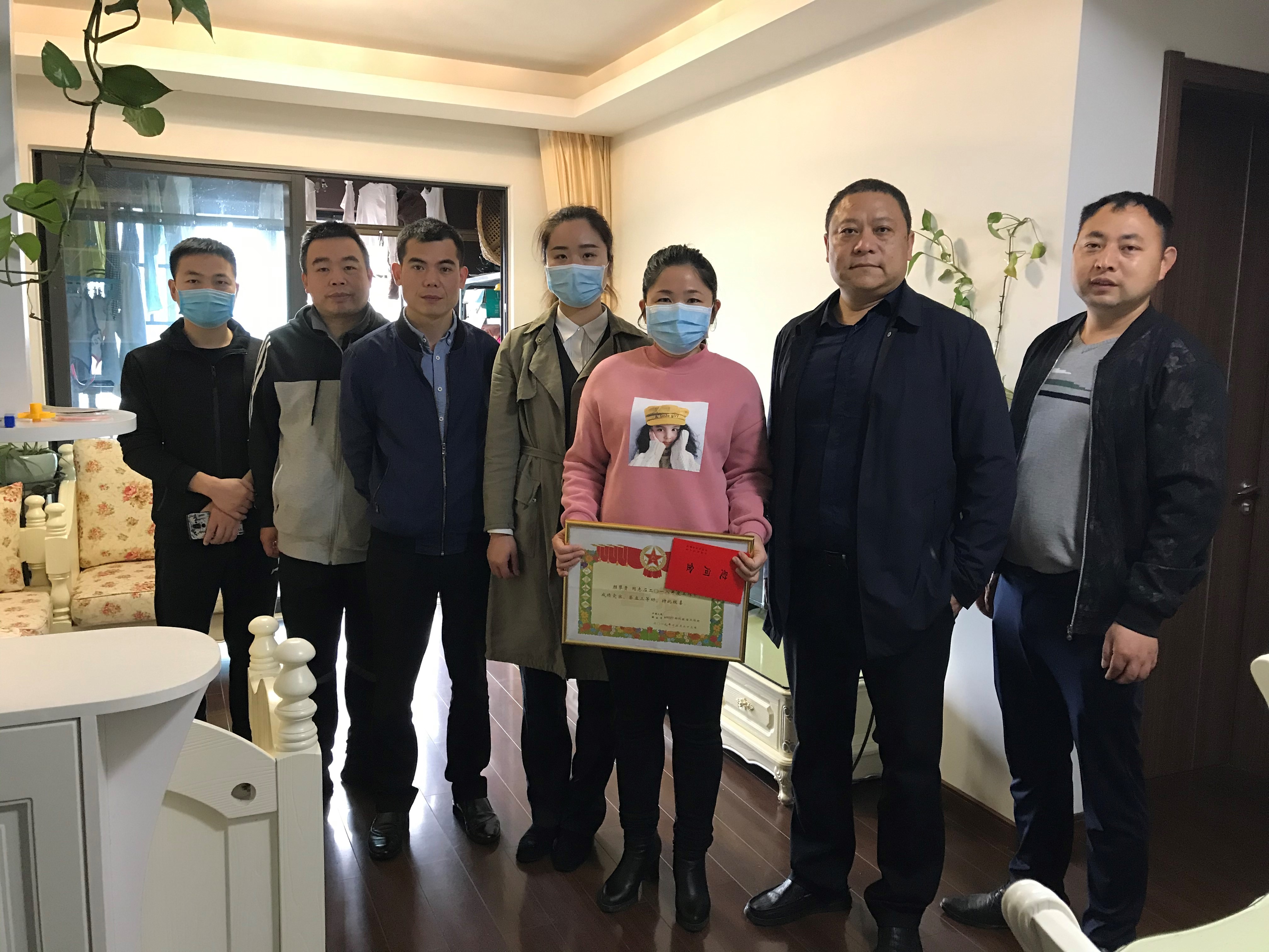 右三为颜攀贵家属.jpg