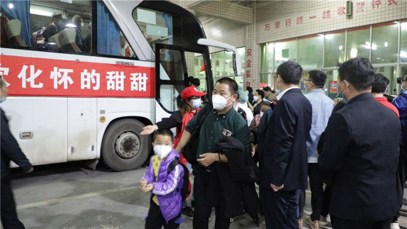 怀化市首趟“点对点”接怀化籍人员返乡返岗专车从湖北荆州抵怀.mp4_20200326_161506.402.jpg