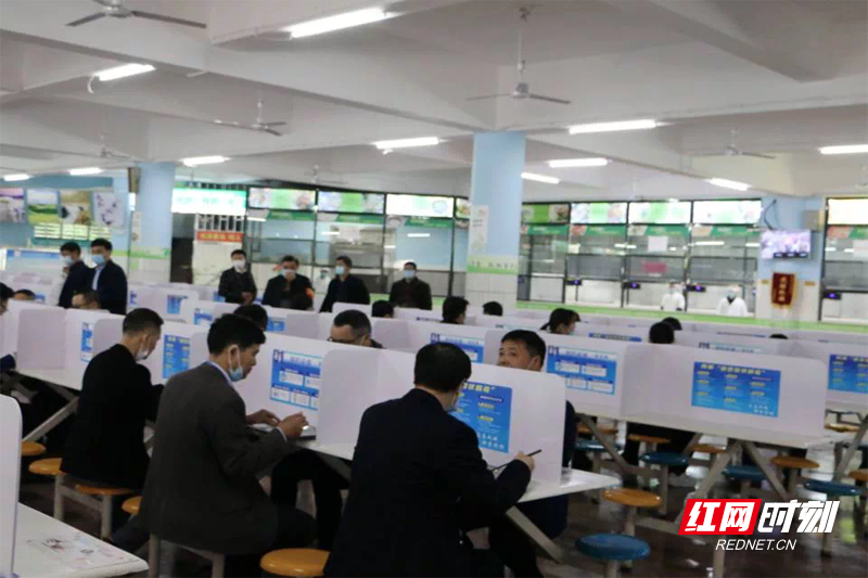 在桂阳县第一中学，由校长们扮演的”学生“正在食堂模拟用餐.png