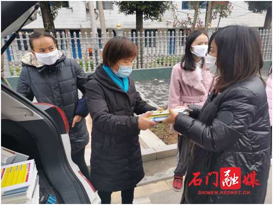 党委委员、副校长宋佳送资料jpg.png