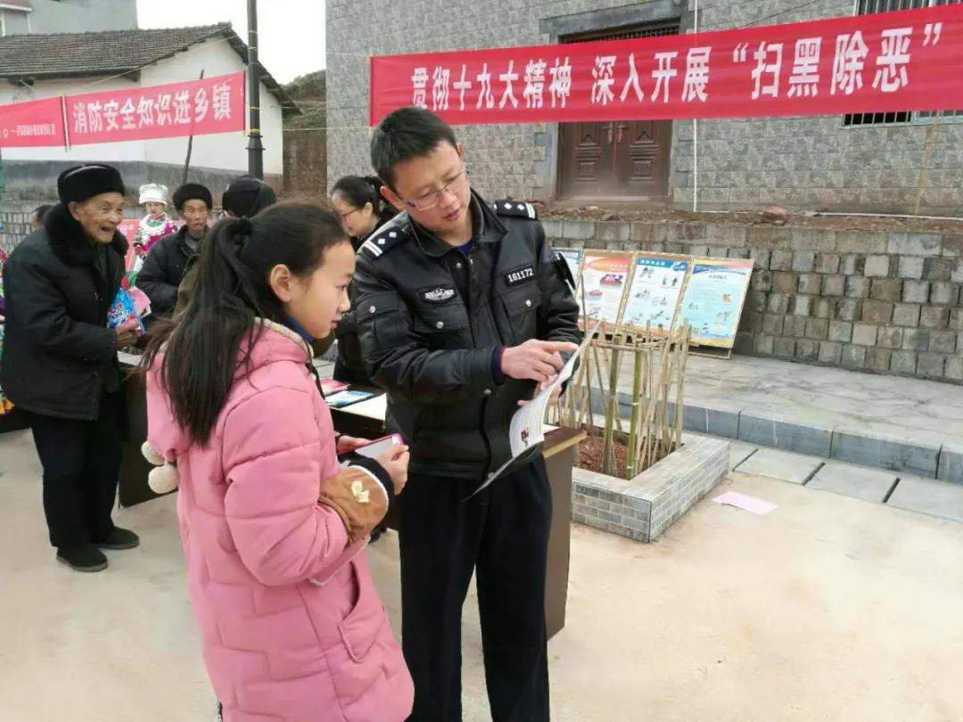 开展法制宣传.jpg 开展法制宣传.jpg