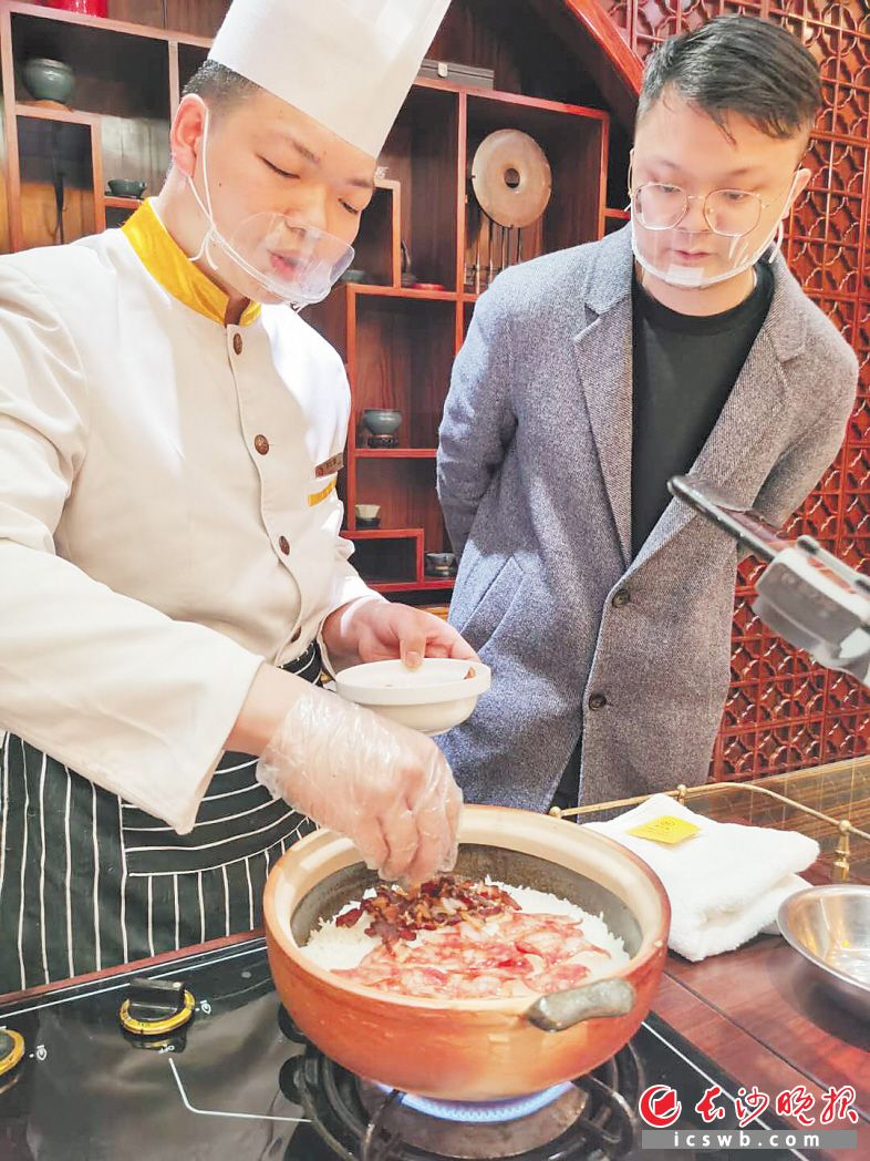 　　新长福的主厨王永斌在疫情期间变身为主播，在直播间教客户做菜。长沙晚报通讯员 杨群 摄