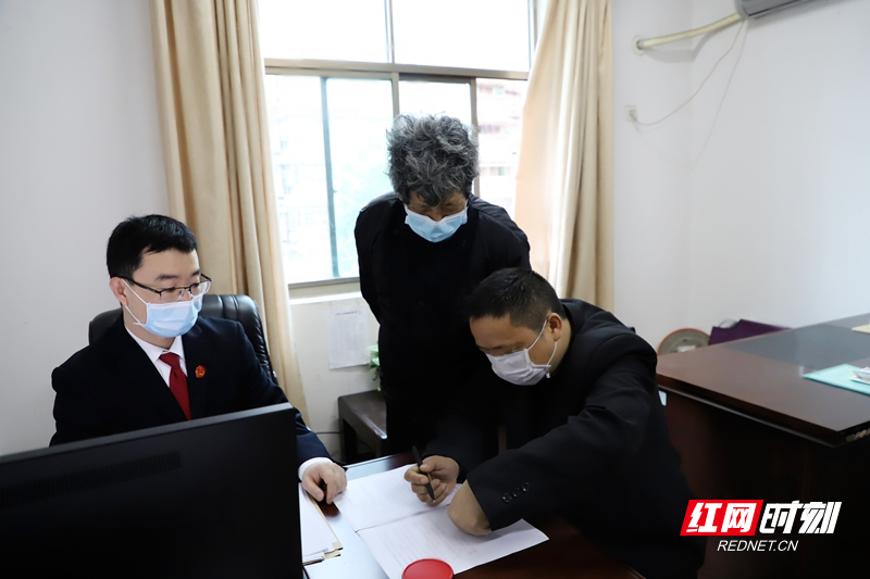 双方当事人在和解协议 上签字.jpg