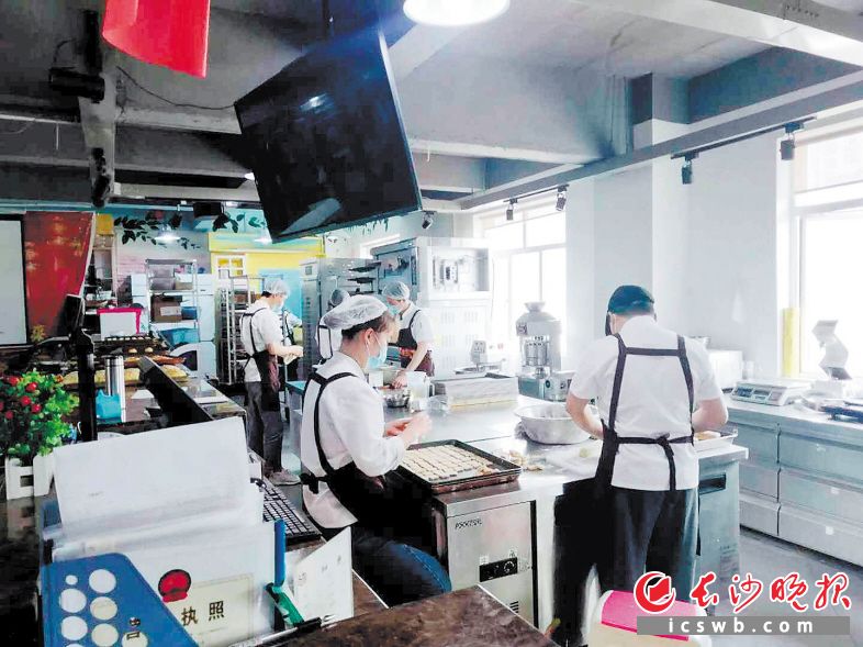 3月25日，“我是糕手”烘焙馆的员工们在忙碌。  长沙晚报全媒体记者 贺文兵 摄