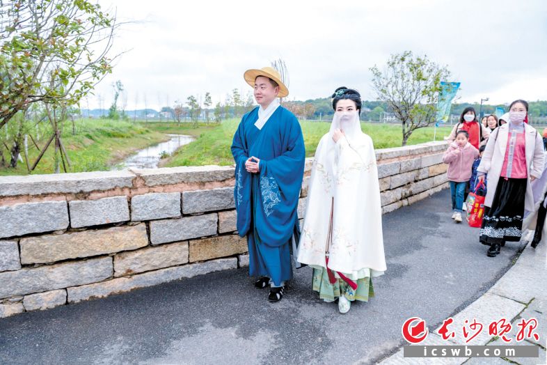 　　春雨如酒柳如烟，换上汉服来一场长沙郊外踏青之旅吧！长沙晚报全媒体记者 陈飞 摄