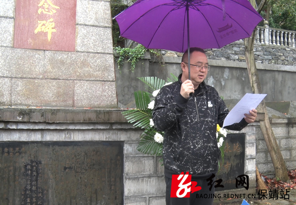 中心主任刘坚带领大家向革命烈士宣誓.jpg