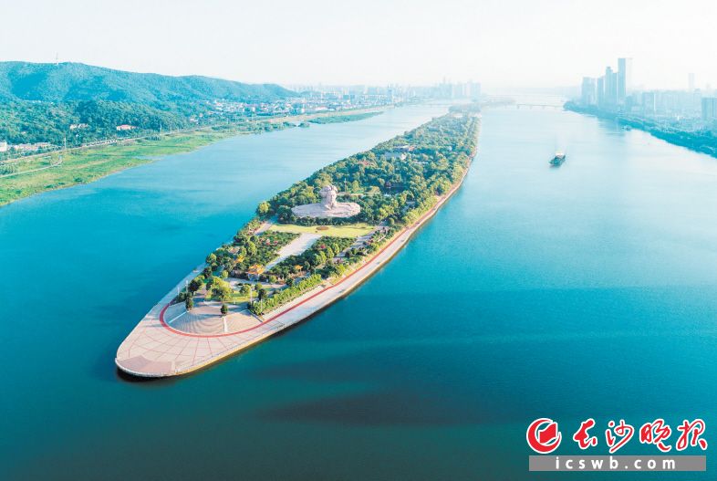 春风又绿江南岸,被丰盈山水环绕着的橘子洲,焕发出春的蓬勃生机。全裕高 摄