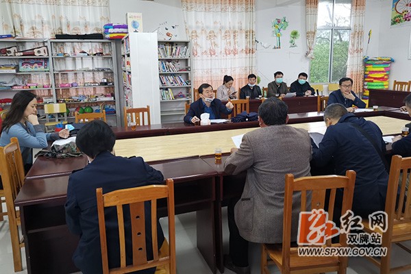 h市司法局党组书记雷廷玉走访前安排部署工作.jpg