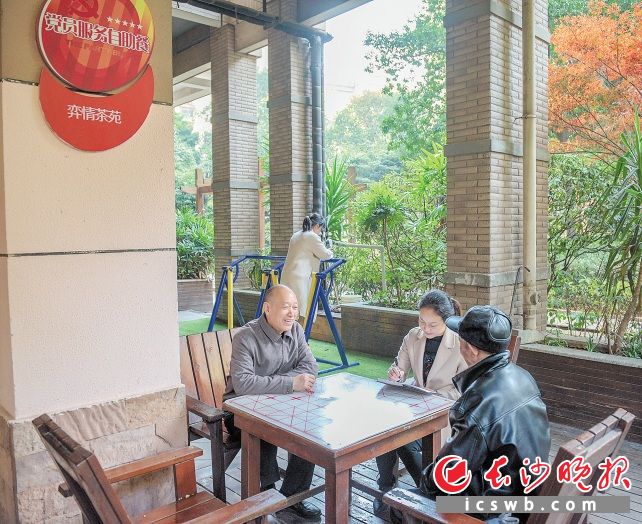 　　小区党建、楼宇商圈党建在雨花蓬勃兴起，党员们倾心聆听居民诉求，耐心帮解各类难题。  陈飞 摄