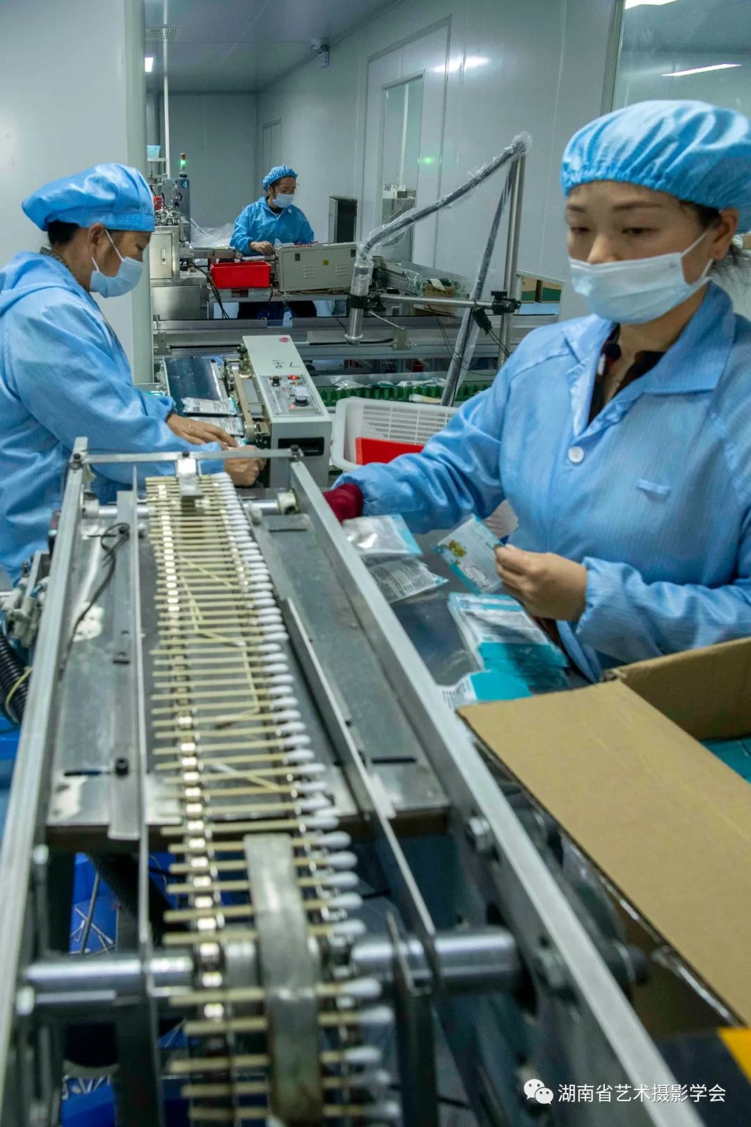 摄影丨口罩女工的家国情怀