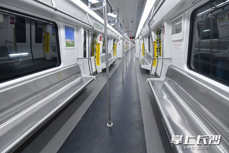 长沙地铁5号线列车车厢内饰的主色调为黄色。 长沙晚报全媒体记者 王志伟 摄