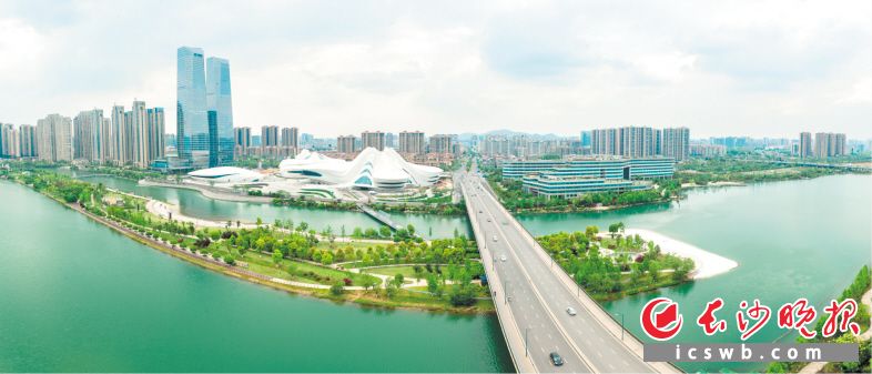 梅溪湖远山如黛、绿树成荫、水域宽阔,无怪乎工作生活在这儿的人,都被这儿满眼的绿色和清爽所陶醉。周慧良 摄